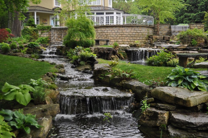 paysagiste-ST ETIENNE DE TINEE-min_landscaping-rock-louisville-ky-traditional-landscape-and-boulders-brick-wall-bushes-grass-koi-law